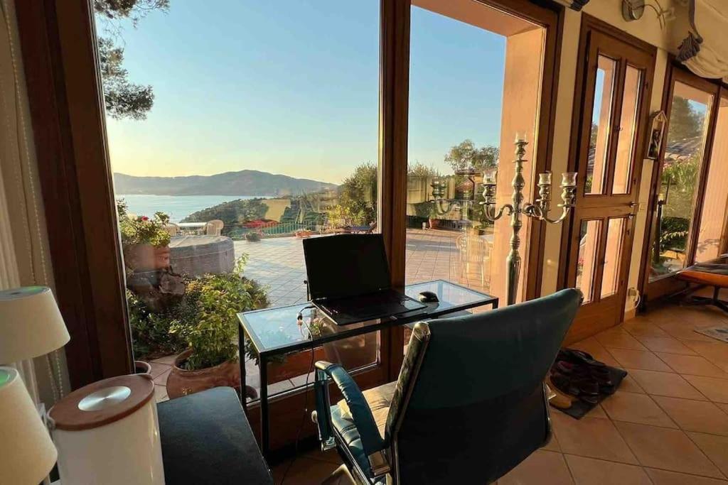 Villa Mit Whirlpool Und Phantastischer Aussicht Capoliveri  Bagian luar foto