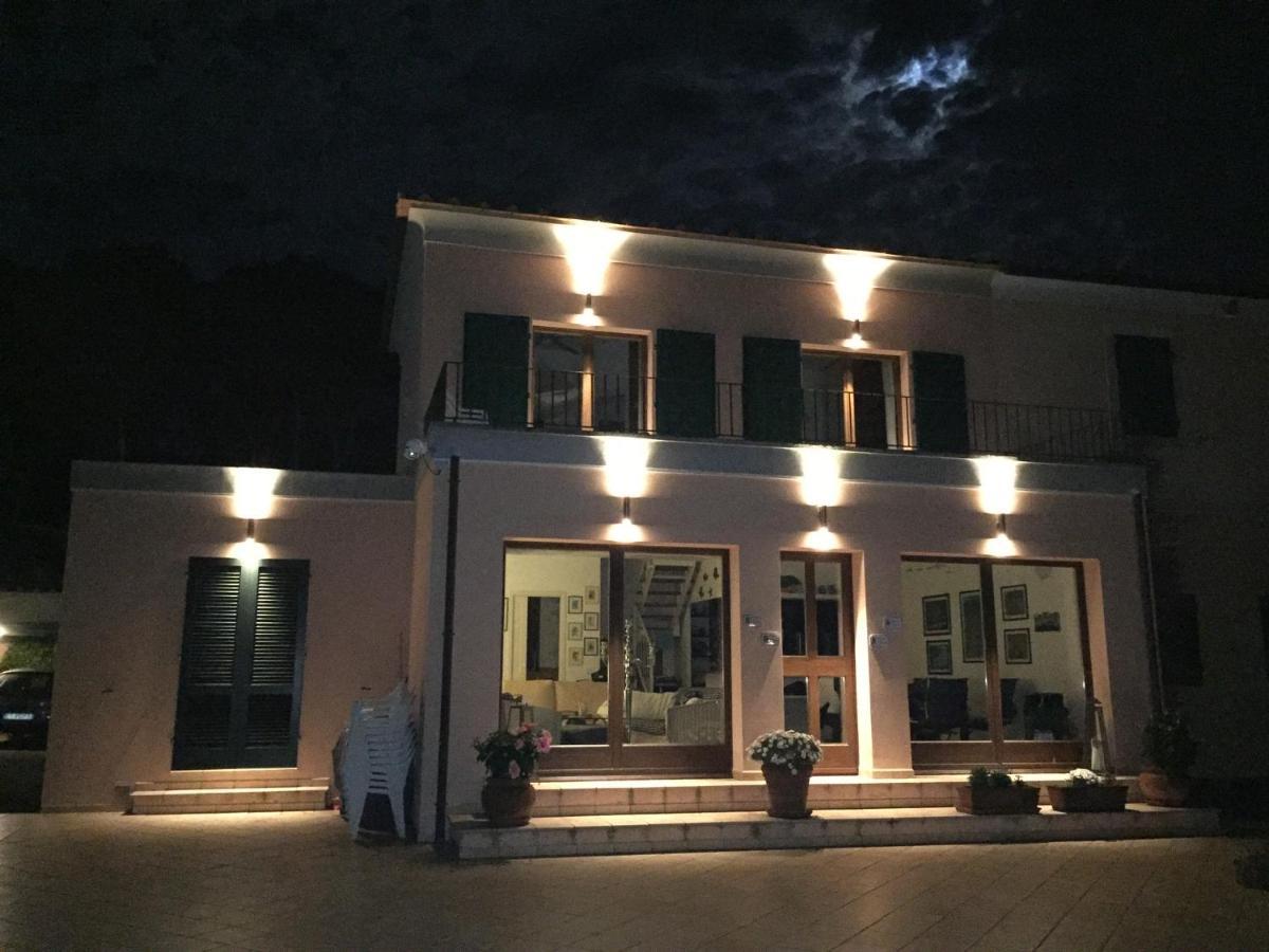 Villa Mit Whirlpool Und Phantastischer Aussicht Capoliveri  Bagian luar foto