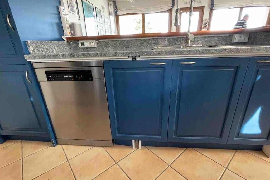 Villa Mit Whirlpool Und Phantastischer Aussicht Capoliveri  Bagian luar foto