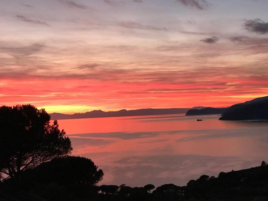 Villa Mit Whirlpool Und Phantastischer Aussicht Capoliveri  Bagian luar foto