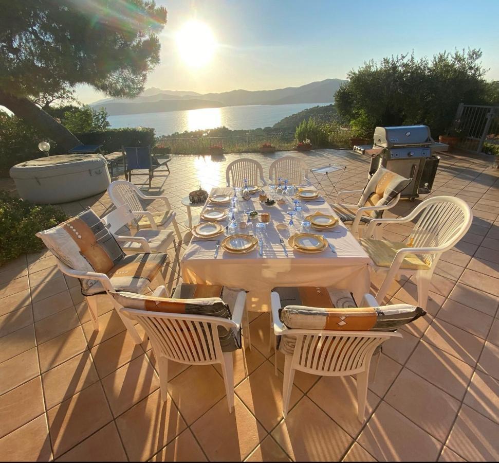 Villa Mit Whirlpool Und Phantastischer Aussicht Capoliveri  Bagian luar foto
